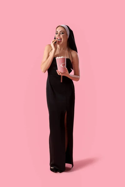 Ung Kvinna Klädd För Halloween Som Nunna Äta Popcorn Rosa — Stockfoto