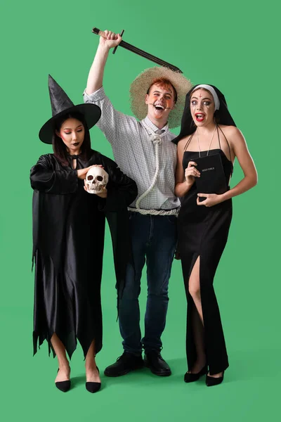 Jonge Vrienden Kostuums Voor Halloween Feest Groene Achtergrond — Stockfoto