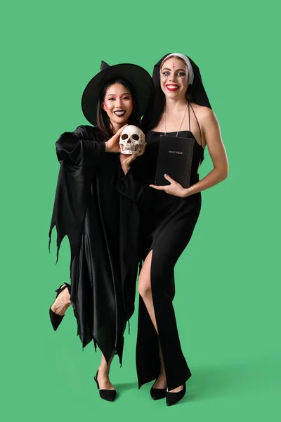 Vrouwelijke Vrienden Kostuums Voor Halloween Feest Groene Achtergrond — Stockfoto
