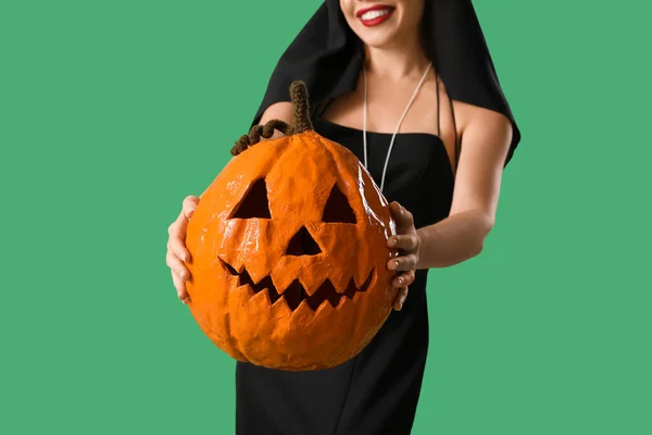Młoda Kobieta Ubrana Halloween Jako Zakonnica Dynią Zielonym Tle Zbliżenie — Zdjęcie stockowe