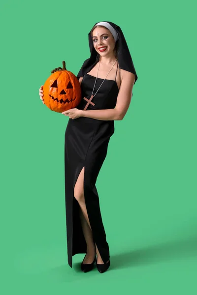 Jovem Mulher Vestida Para Halloween Como Freira Com Abóbora Fundo — Fotografia de Stock