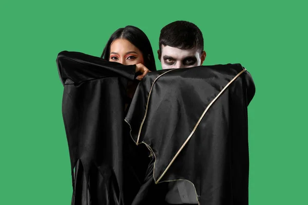 Jeune Couple Costumes Pour Fête Halloween Sur Fond Vert — Photo