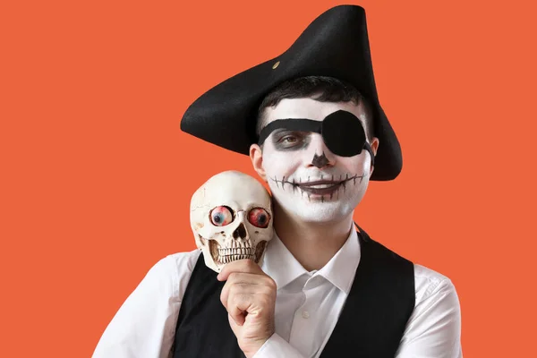 Jeune Homme Habillé Pour Halloween Pirate Avec Crâne Sur Fond — Photo