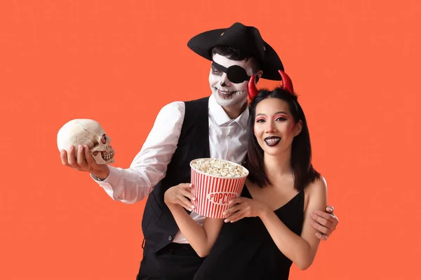 Jeune Couple Habillé Pour Halloween Avec Pop Corn Crâne Sur — Photo