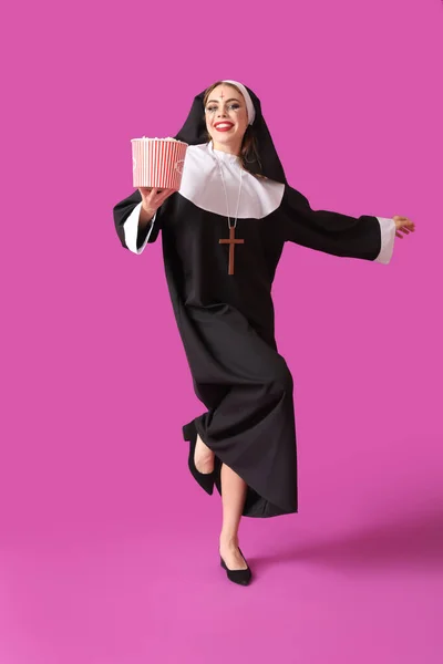Ung Kvinna Klädd För Halloween Som Nunna Med Popcorn Färg — Stockfoto