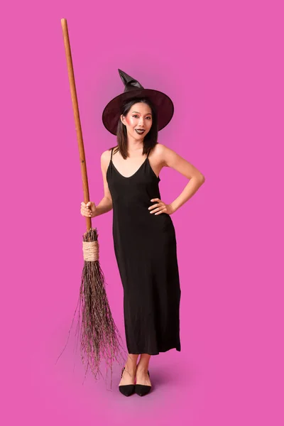 Jovem Mulher Asiática Vestida Para Halloween Como Bruxa Com Vassoura — Fotografia de Stock