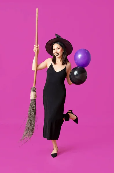 Jonge Aziatische Vrouw Gekleed Voor Halloween Als Heks Met Ballonnen — Stockfoto