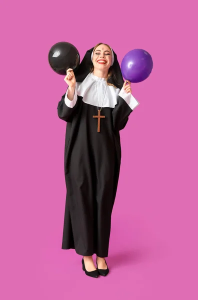Ung Kvinna Klädd För Halloween Som Nunna Med Ballonger Färg — Stockfoto