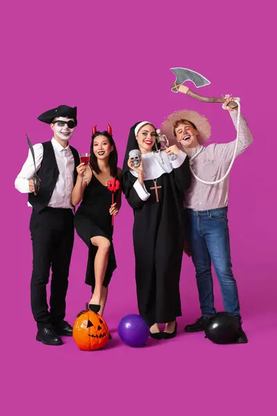 Gruppo Amici Costume Festa Halloween Con Palloncini Sullo Sfondo Colore — Foto Stock