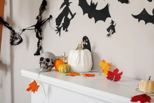 Mantelpiece Con Zucche Foglie Cadute Candele Arredamento Halloween Soggiorno — Foto Stock