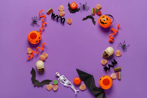 Rámeček Halloween Dekorace Želé Bonbóny Fialovém Pozadí — Stock fotografie