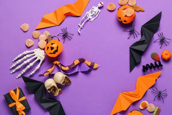 Composição Com Decorações Halloween Doces Doces Fundo Roxo — Fotografia de Stock