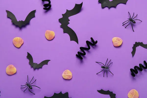 Composición Con Dulces Caramelos Jalea Decoraciones Halloween Sobre Fondo Púrpura —  Fotos de Stock