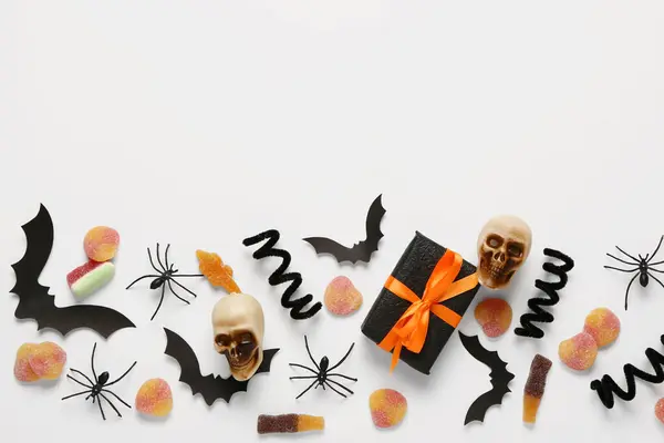 Composizione Con Decorazioni Halloween Confezione Regalo Caramelle Sfondo Chiaro — Foto Stock