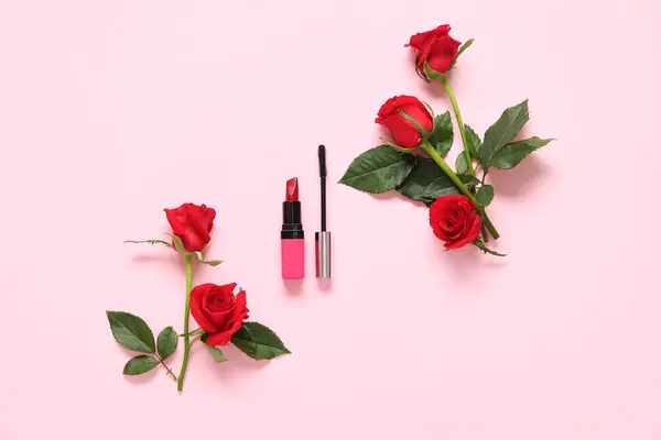 Komposition Mit Stilvollem Lippenstift Mascara Und Schönen Roten Rosenblüten Auf — Stockfoto
