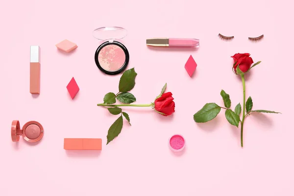 Zusammensetzung Mit Make Produkten Und Schönen Roten Rosenblüten Auf Rosa — Stockfoto