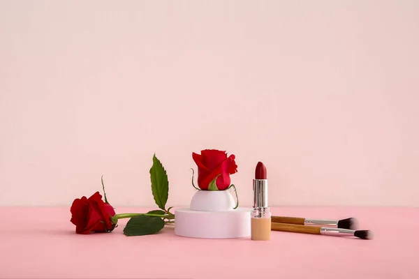 Komposition Mit Make Pinseln Lippenstift Und Schönen Roten Rosen Auf — Stockfoto