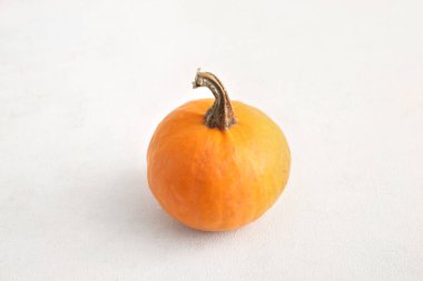 Cadılar Bayramı kutlaması için ışık arka planında çiğ balkabağı