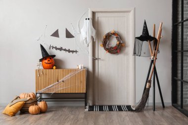 Salonun içi Cadılar Bayramı için kapı ve tuvaletle dekore edilmiş.