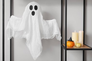 Cadılar Bayramı balkabaklarıyla, mumlarla ve hayaletlerle dolu raflarda.