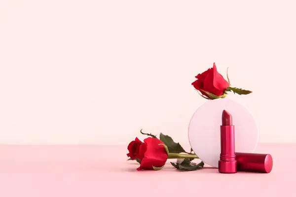 Komposition Mit Stilvollem Lippenstift Und Schönen Roten Rosenblüten Auf Rosa — Stockfoto
