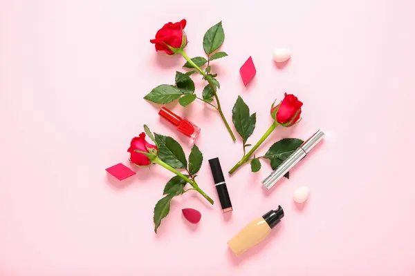 Zusammensetzung Mit Make Produkten Und Schönen Roten Rosenblüten Auf Rosa — Stockfoto