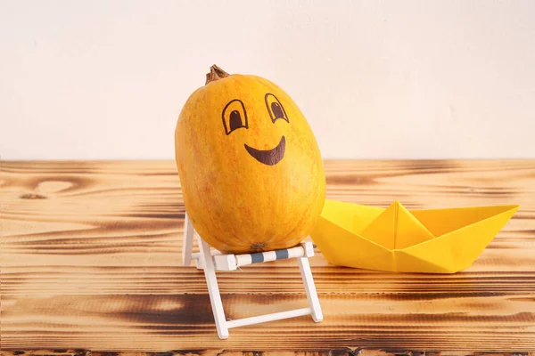 Halloween Pumpkin Beach Deck Chair Paper Ship Wooden Table — Stock Photo, Image