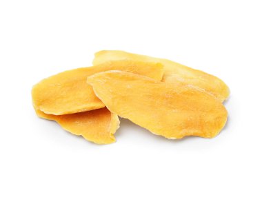 Beyaz arka planda lezzetli kurutulmuş mango dilimleri.