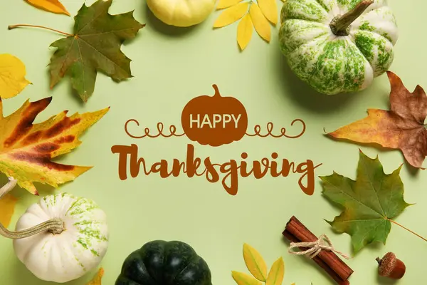 Text Šťastné Díkůvzdání Krásnou Podzimní Výzdobou Světle Zeleném Pozadí — Stock fotografie