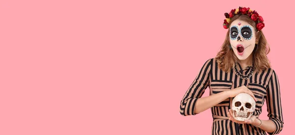 Geschokt Jonge Vrouw Met Geschilderde Schedel Roze Achtergrond Met Ruimte — Stockfoto