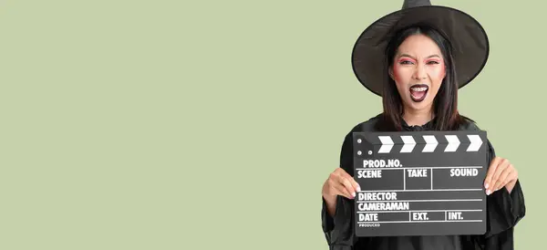 Femme Asiatique Habillée Pour Halloween Sorcière Avec Clapperboard Sur Fond — Photo