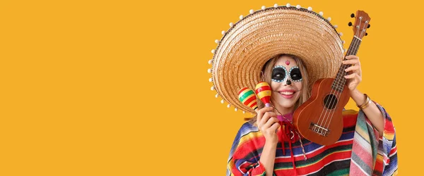 テキストのためのスペースを持つ黄色の背景に顔 マラカス ギターを塗った若い女性 メキシコの死者の日 ディア ムエル — ストック写真