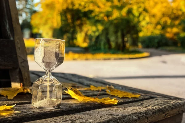 公園のベンチの落ち葉が付いている時間のガラス クローズアップ — ストック写真