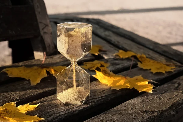 公園のベンチの落ち葉が付いている時間のガラス クローズアップ — ストック写真