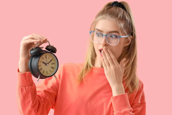 Meglepett Fiatal Ébresztőórával Rózsaszín Háttérrel Határidő — Stock Fotó