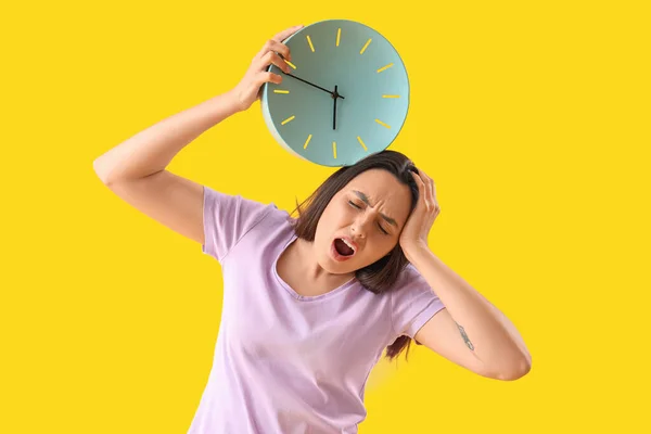 Jovem Estressada Com Relógio Fundo Amarelo Conceito Limite — Fotografia de Stock