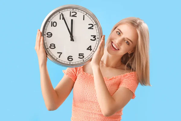Young Woman Clock Blue Background Deadline Concept — Stock Photo, Image