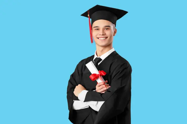 Mężczyzna Absolwent Student Dyplomem Niebieskim Tle — Zdjęcie stockowe