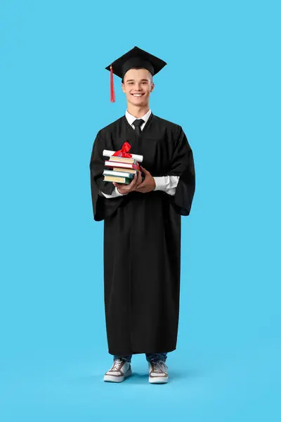 Mężczyzna Absolwent Student Dyplomem Książki Niebieskim Tle — Zdjęcie stockowe