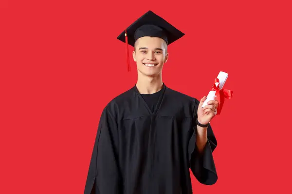 Mężczyzna Absolwent Student Dyplomem Czerwonym Tle — Zdjęcie stockowe