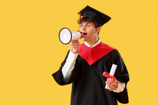 Mężczyzna Absolwent Student Dyplomem Krzycząc Megafonu Żółtym Tle — Zdjęcie stockowe