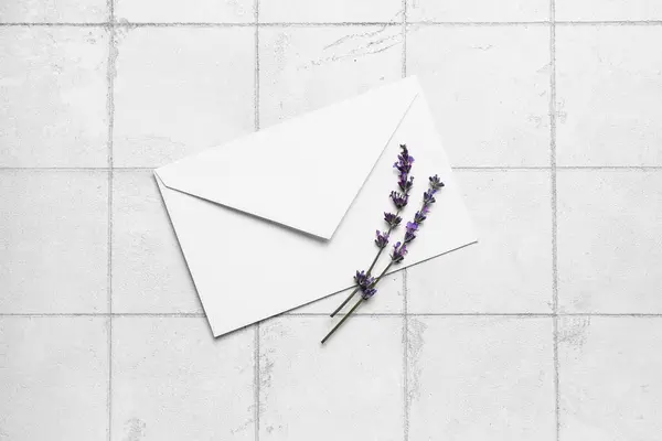 Takken Van Mooie Lavendelbloemen Envelop Lichte Tegelachtergrond — Stockfoto