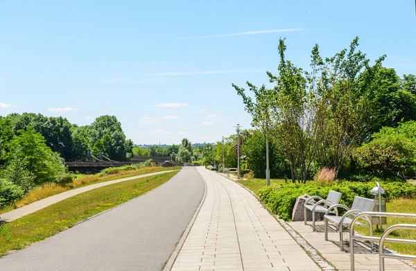 Yaz günü parkta yaya geçidi