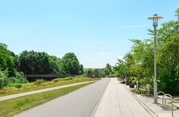 Yaz günü parkta yaya geçidi