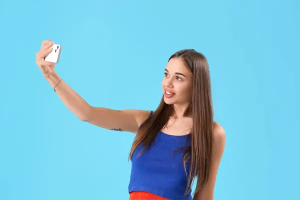 Krásná Mladá Žena Mobilním Telefonem Selfie Modrém Pozadí — Stock fotografie