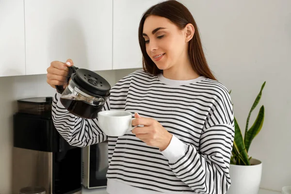 Junge Frau Schüttet Kaffee Tasse Küche — Stockfoto