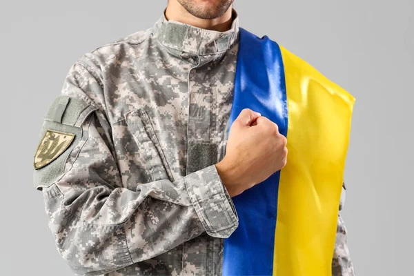 Soldado Masculino Con Bandera Ucraniana Sobre Fondo Gris — Foto de Stock