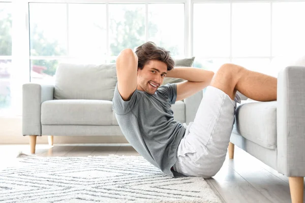 Spor giyinen yakışıklı genç adam evde basın mensubu.