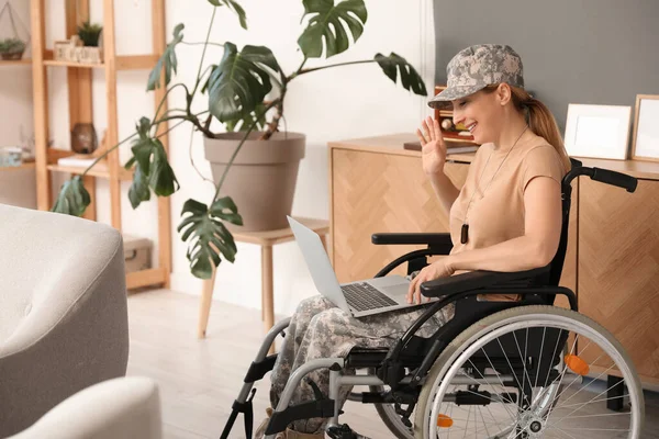 Женщина Солдат Инвалидной Коляске Помощью Ноутбука Дома — стоковое фото