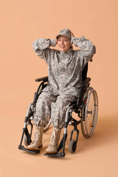 Female Soldier Wheelchair Ptsd Beige Background — Stock Photo, Image